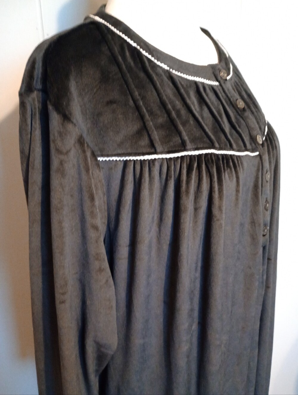 Aria Black Velvety Nightgown House Dress Granny Gown w/ Pockets Size XL Like New - Picture 6 of 9